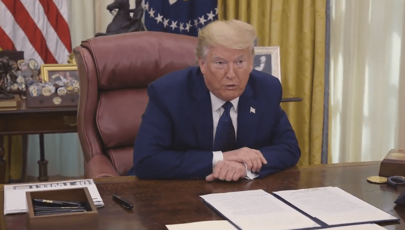 Trump firma orden en la Casa Blanca