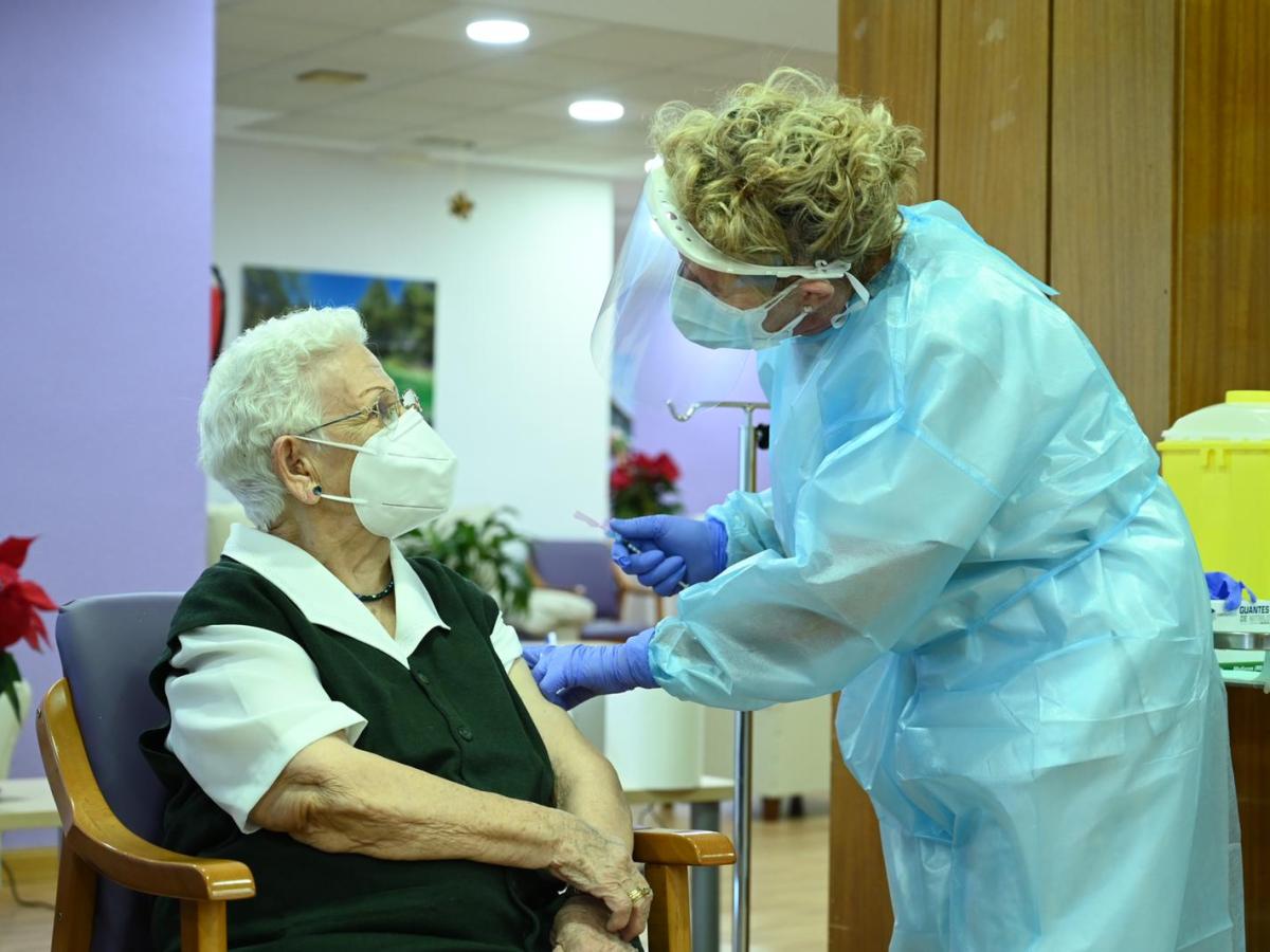 Araceli, de 96 años, la primera en recibir la vacuna contra la COVID-19 en España